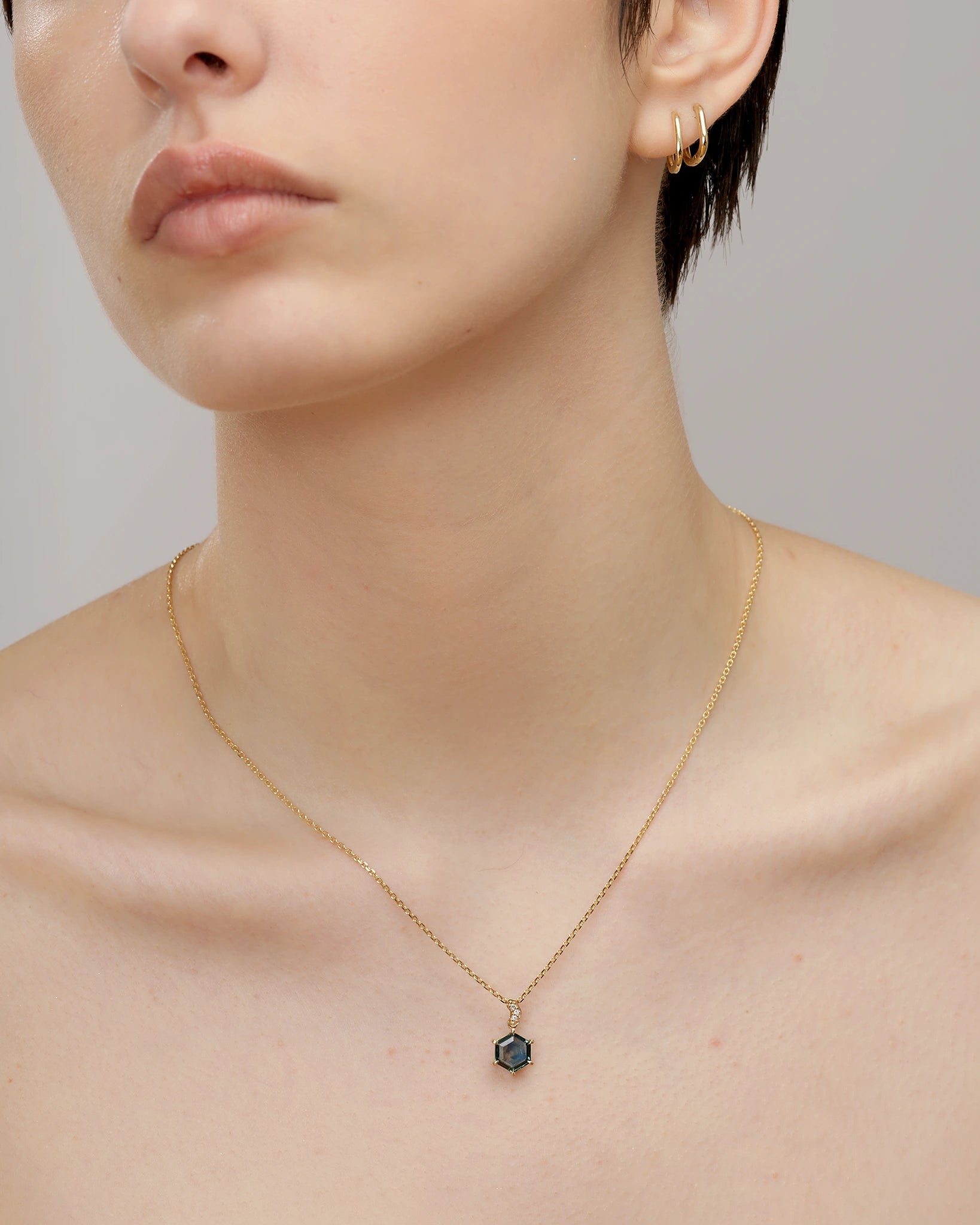 Pendentif avec saphir hexagonal du Montana en or jaune 14K certifié Fairmined et diamants de laboratoire