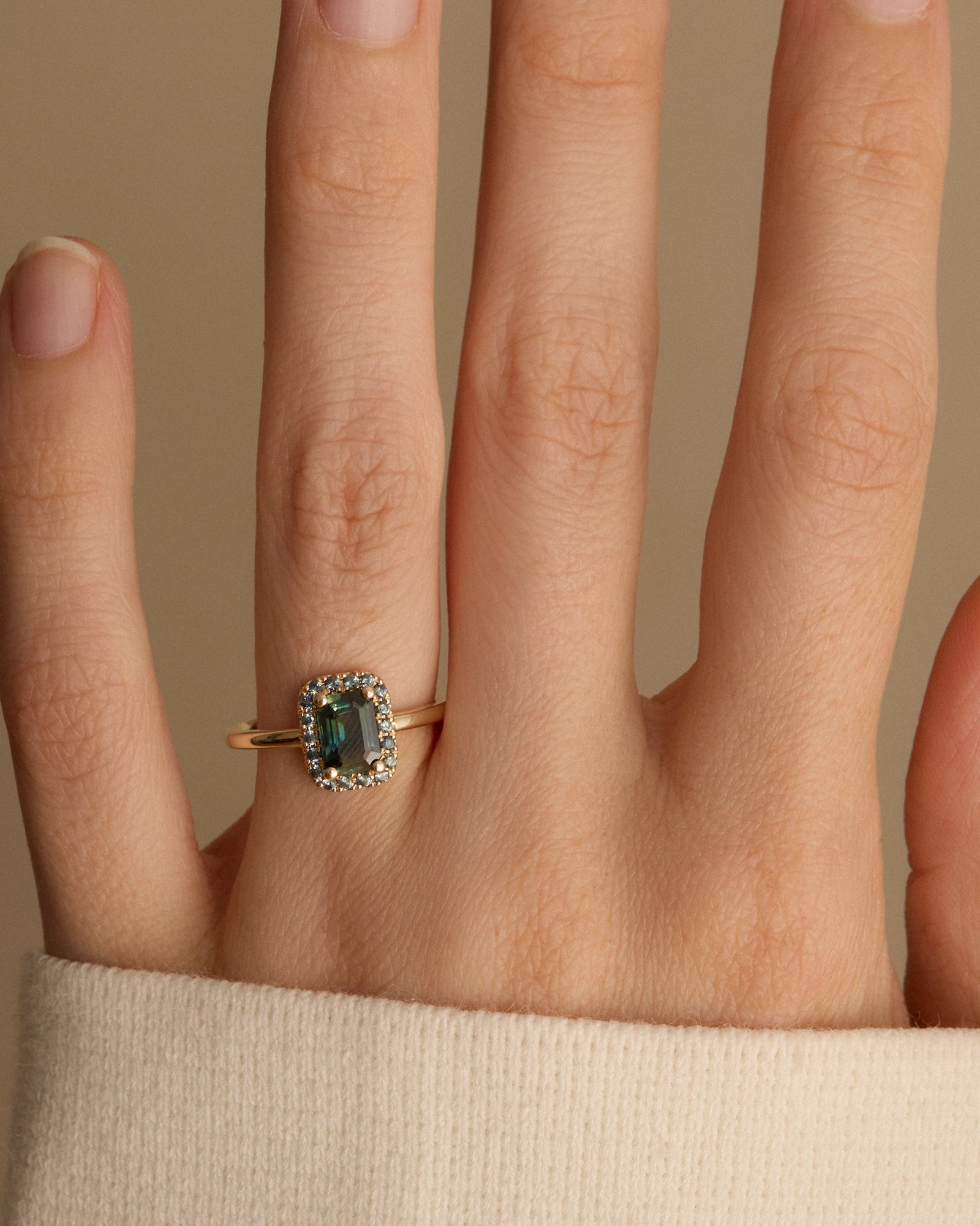 Bague Halo en Or Fairmined avec Saphirs d'Australie