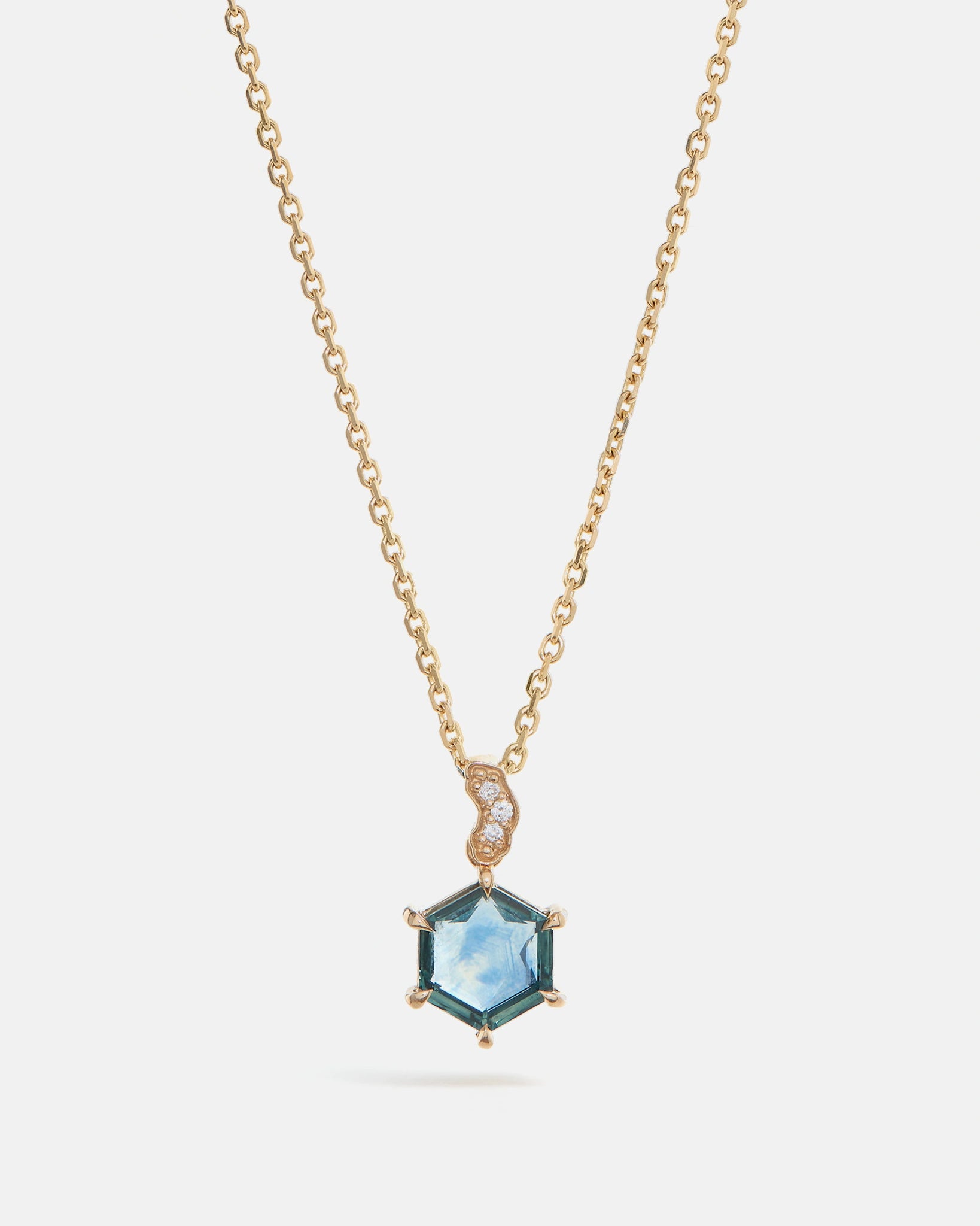 Pendentif avec saphir hexagonal du Montana en or jaune 14K certifié Fairmined et diamants de laboratoire