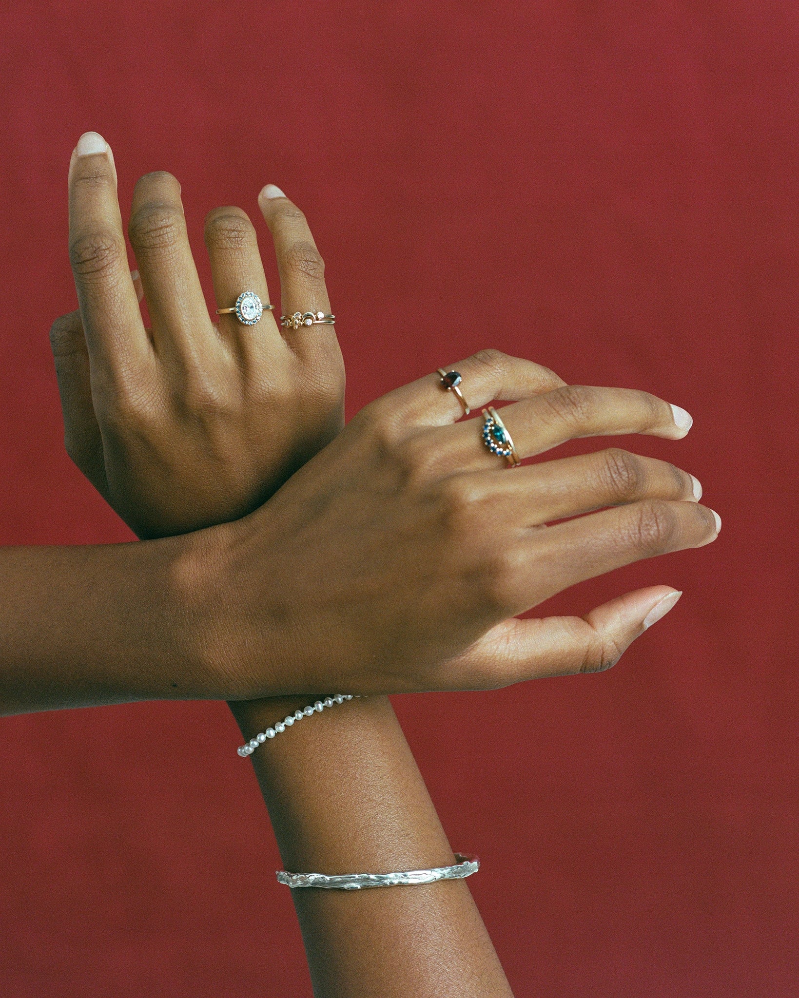 Bague Marquise Décentrée en Or Fairmined 14K et Jonc Incurvé avec Saphirs d'Australie