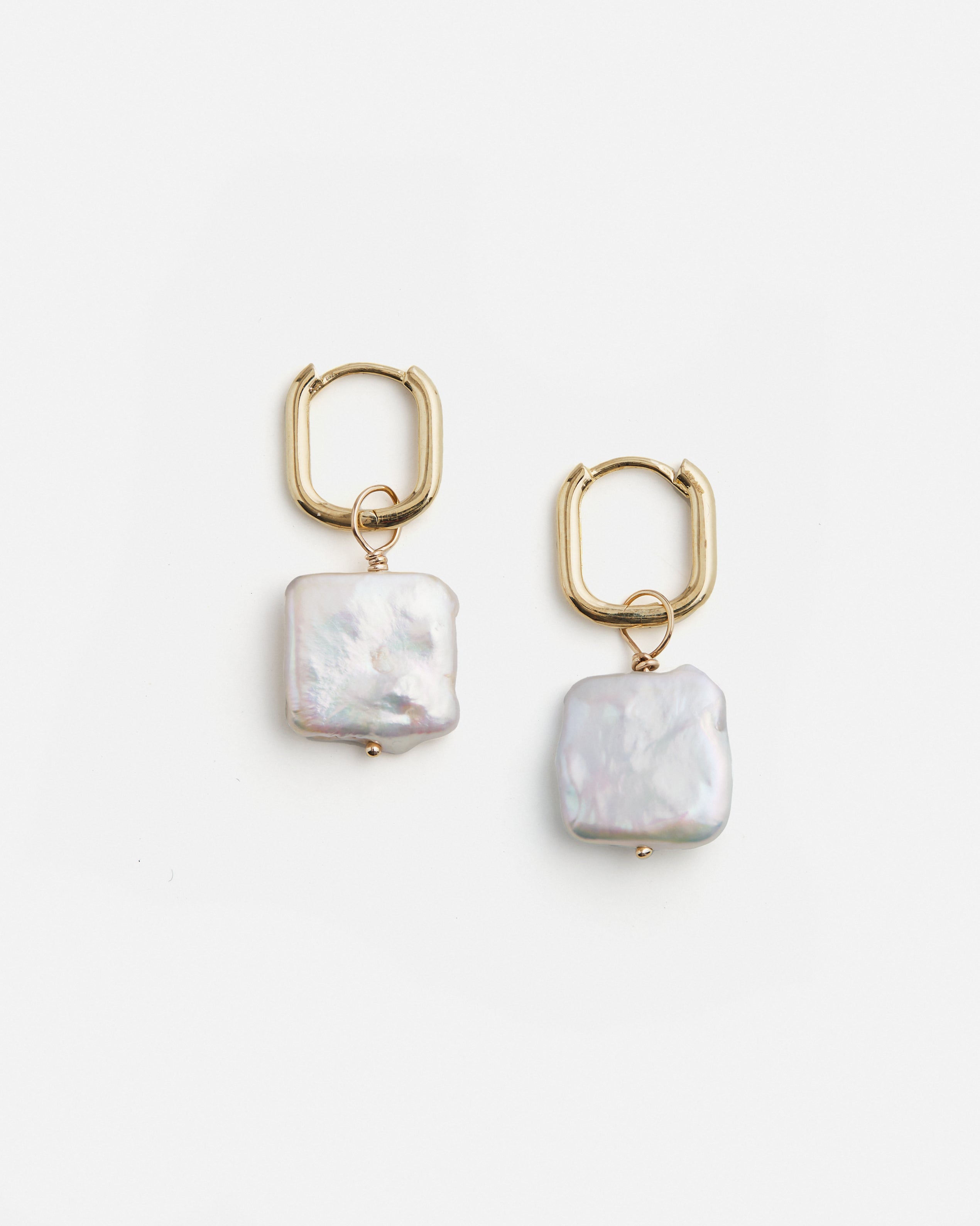Boucles d'oreilles Tetra suspendues sur anneaux coussins en or jaune