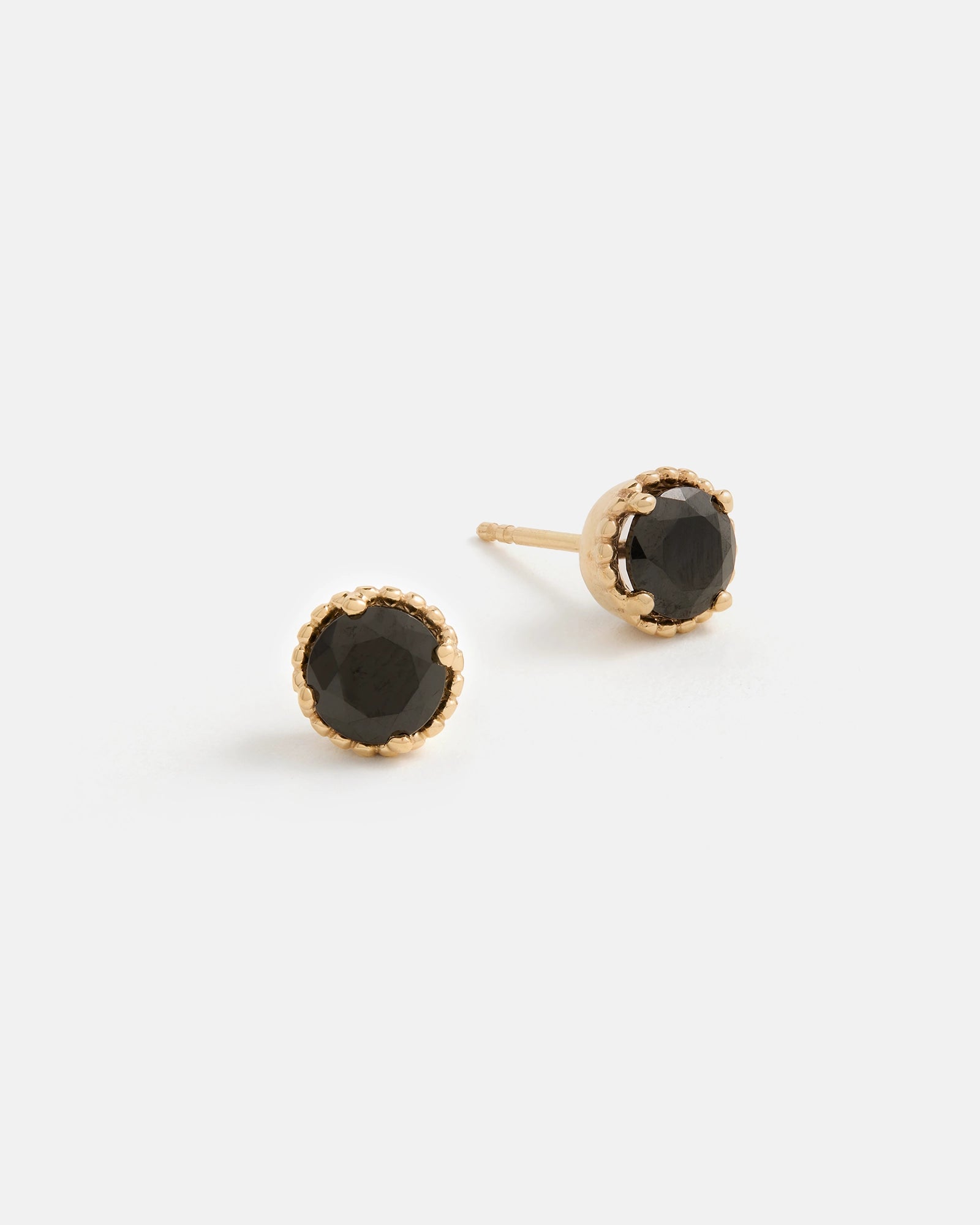 Clous d'Oreilles Galatée en Or Jaune 14K avec Grenat Moyo framboise de Tanzanie