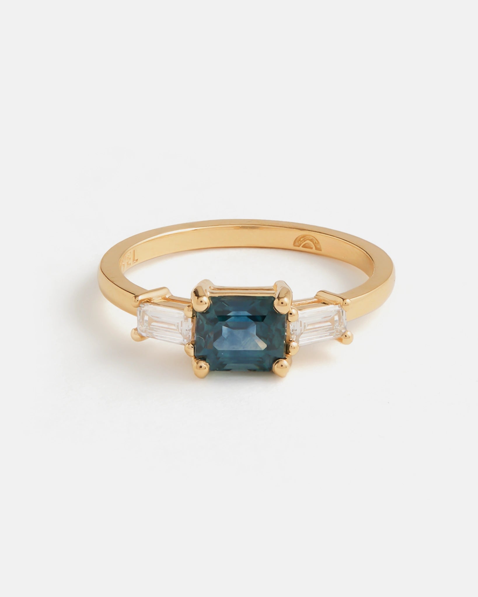 Bague avec saphir du Montana coupe émeraude en or jaune 14K certifié Fairmined et diamants de laboratoire