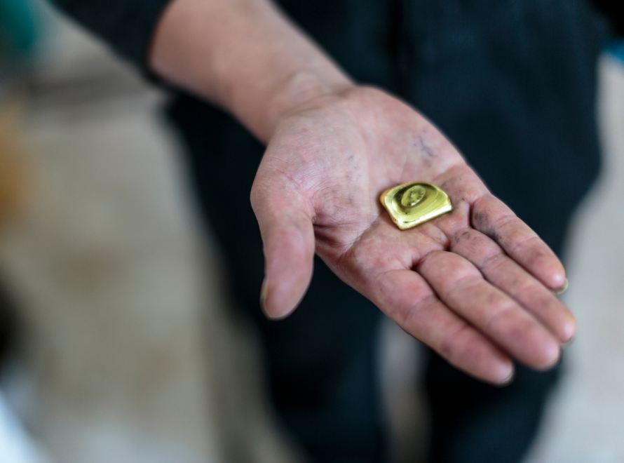 Fairmined-gold-in-miner-hand