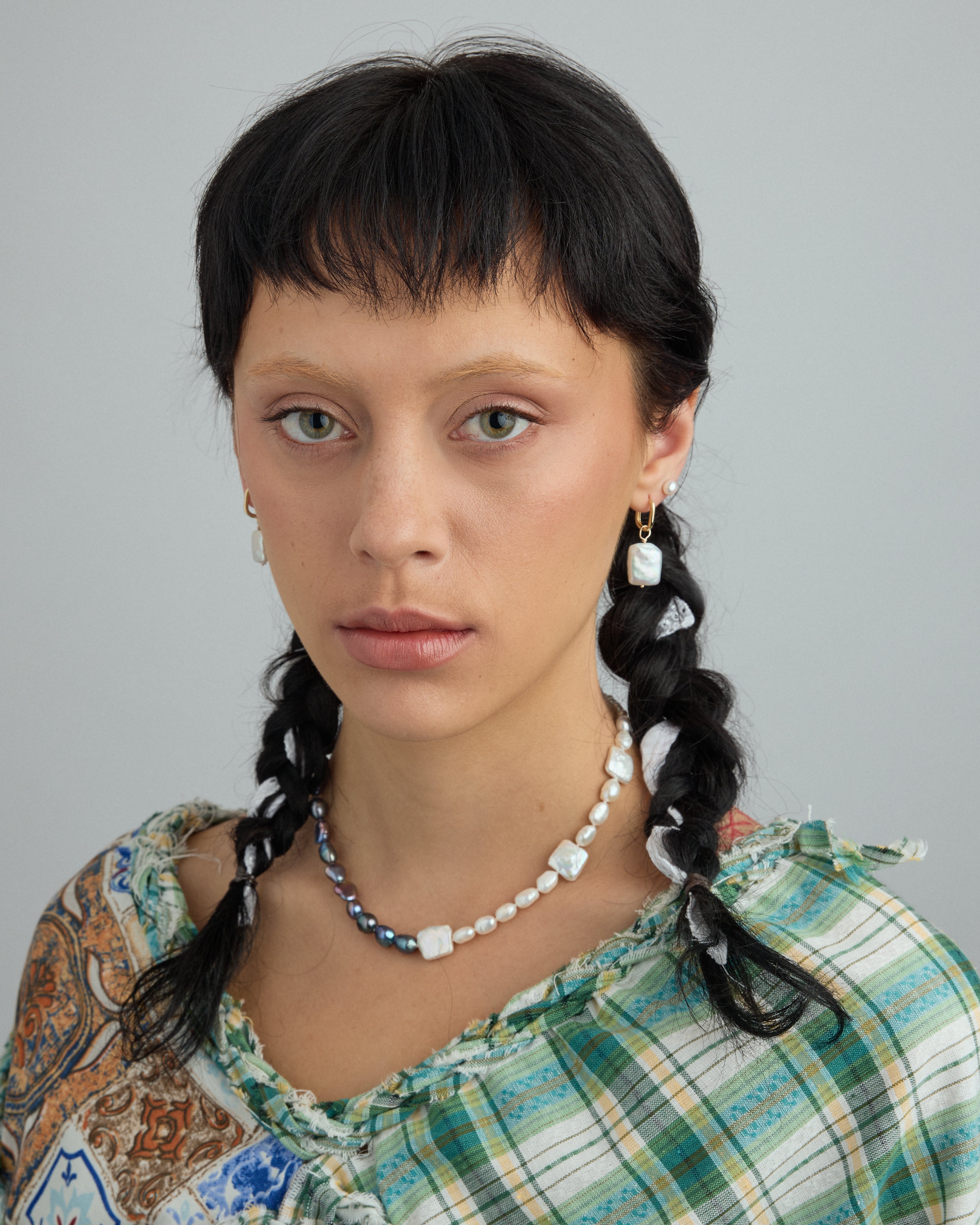 Boucles d'oreilles Tetra suspendues sur anneaux coussins en or jaune