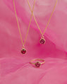 Pendentif Rond Galatée en Or Jaune 14k avec Grenat Moyo framboise de Tanzanie