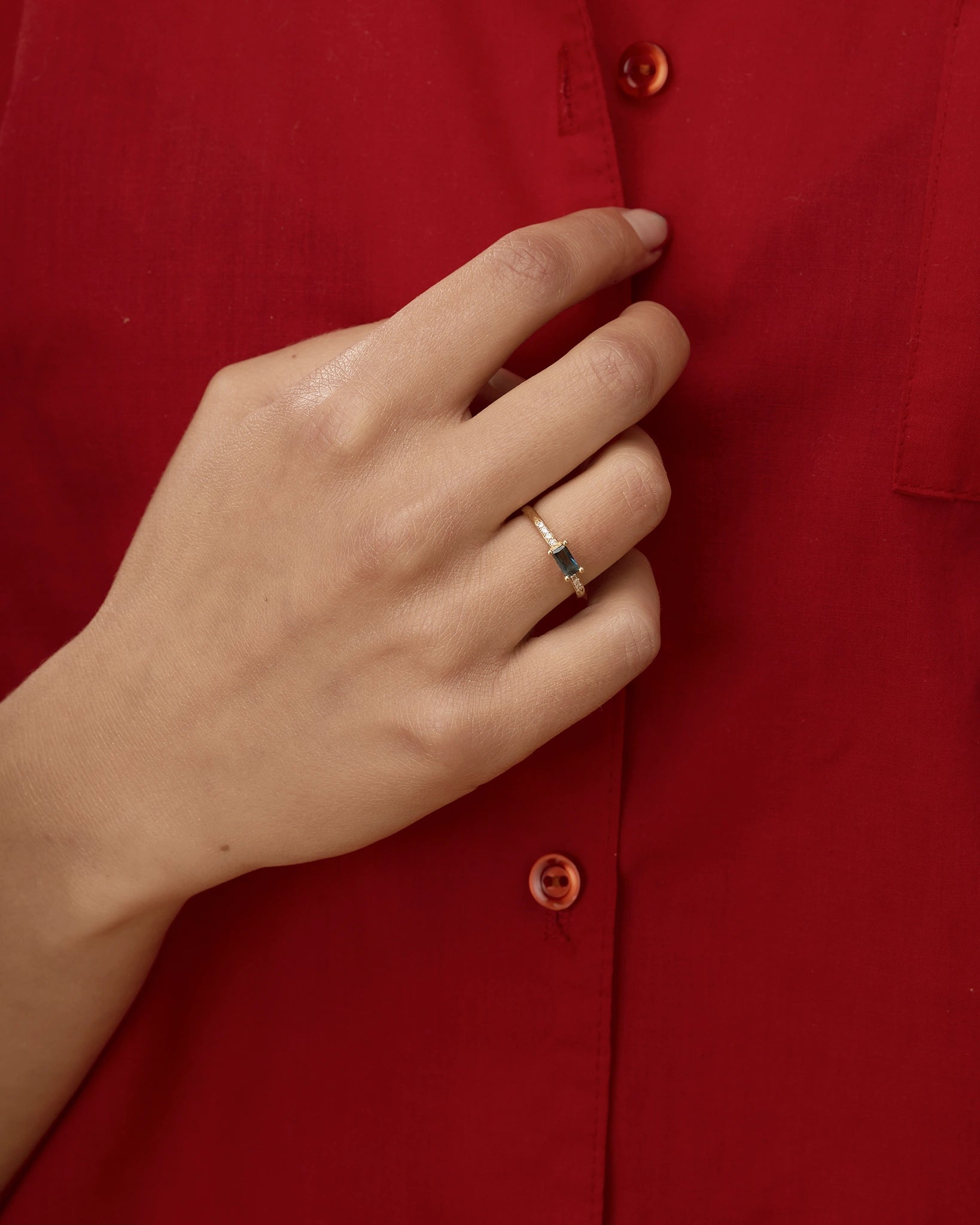 Bague Baguette en Or certifié Fairmined avec saphir australien et diamants de laboratoire