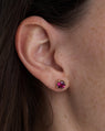 Clous d'Oreilles Galatée en Or Jaune 14K avec Grenat Moyo framboise de Tanzanie