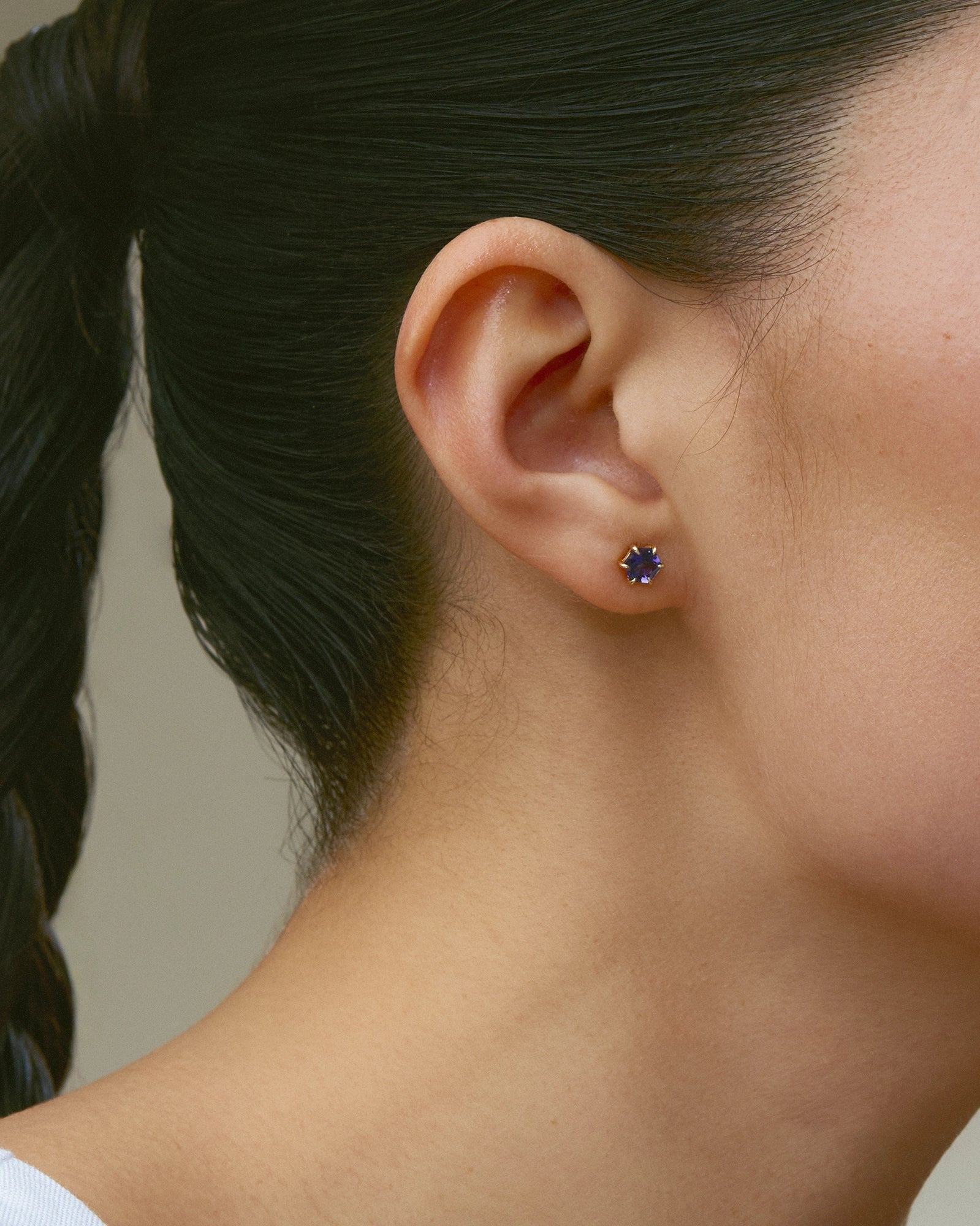 Clous d'Oreille Hexagonaux en Or Jaune 14K avec Iolite Indigo