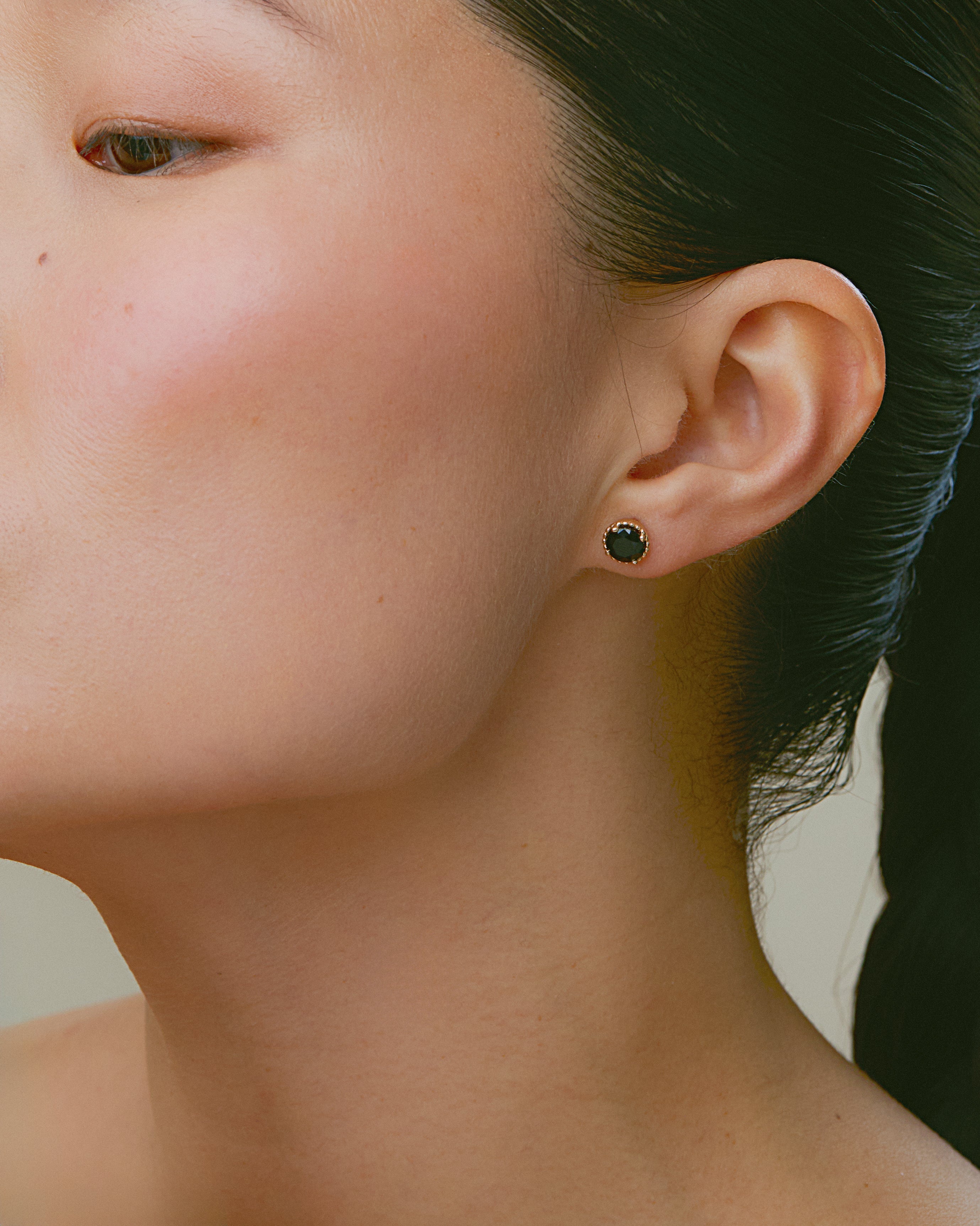 Clous d'Oreilles Galatée en Or Jaune 14K avec Grenat Moyo framboise de Tanzanie
