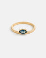 Bague Marquise Décentrée en Or Fairmined 14K et Jonc Incurvé avec Saphirs d'Australie