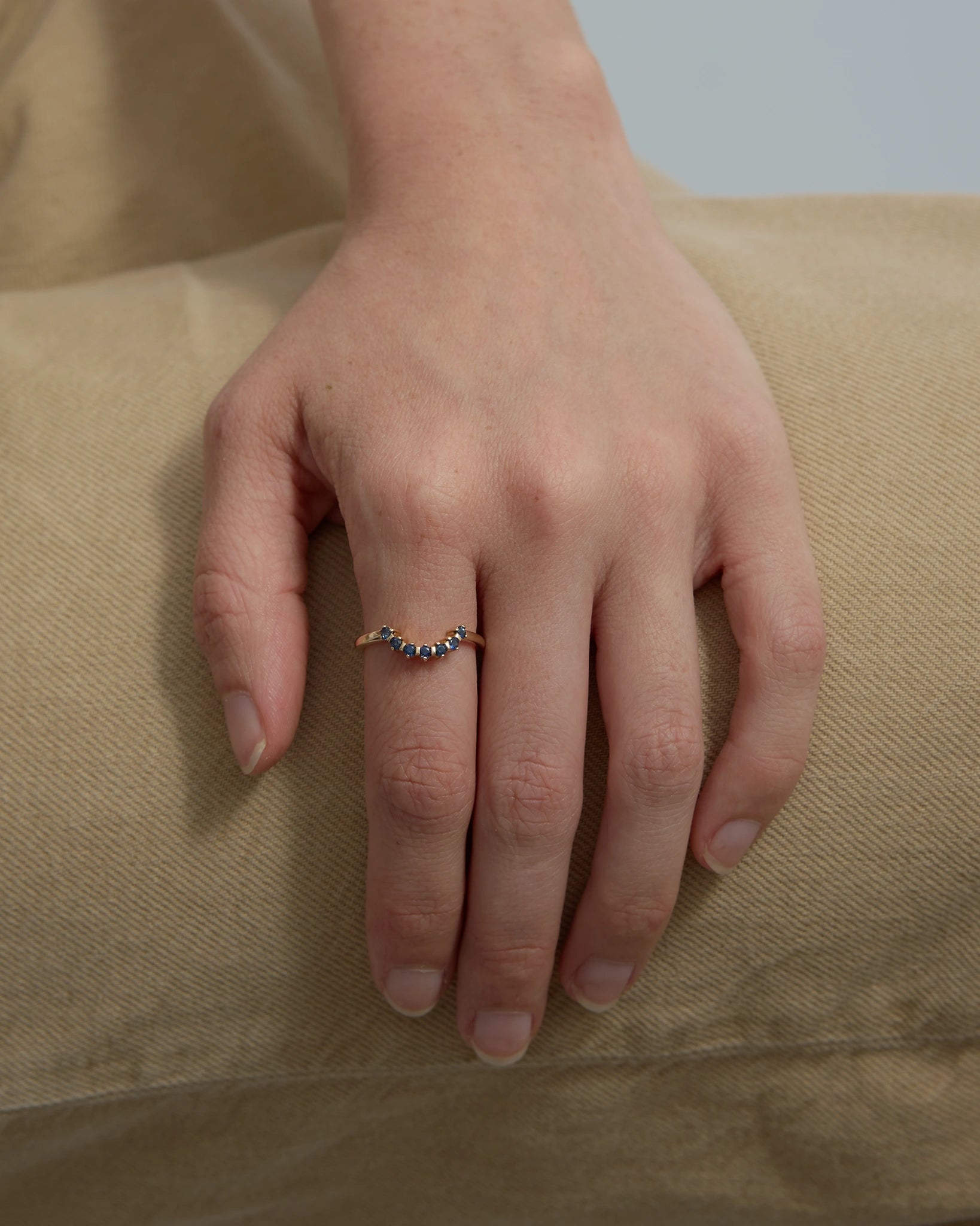 Jonc Incurvé en Or Fairmined 14k avec Saphirs d'Australie