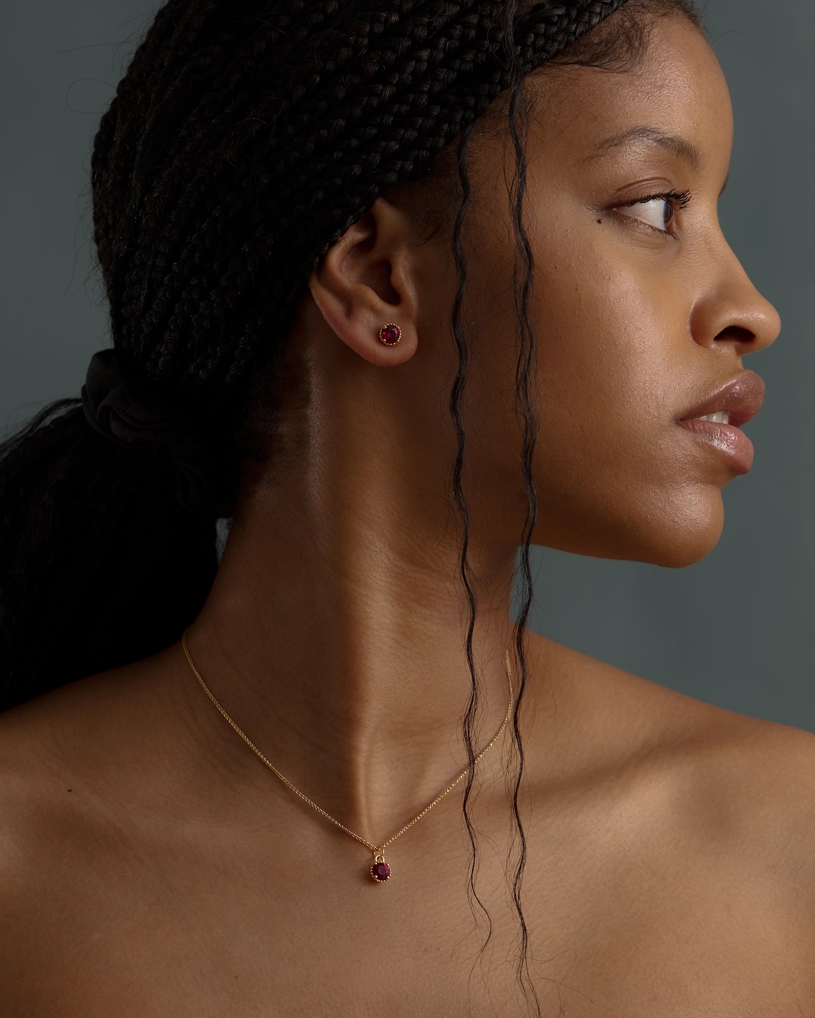 Clous d'Oreilles Galatée en Or Jaune 14K avec Grenat Moyo framboise de Tanzanie