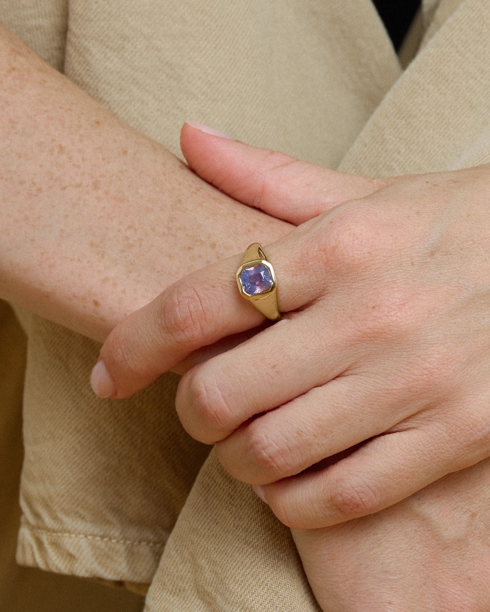 Signet Ceylon Purple Sapphire Ring in 18K Yellow Gold