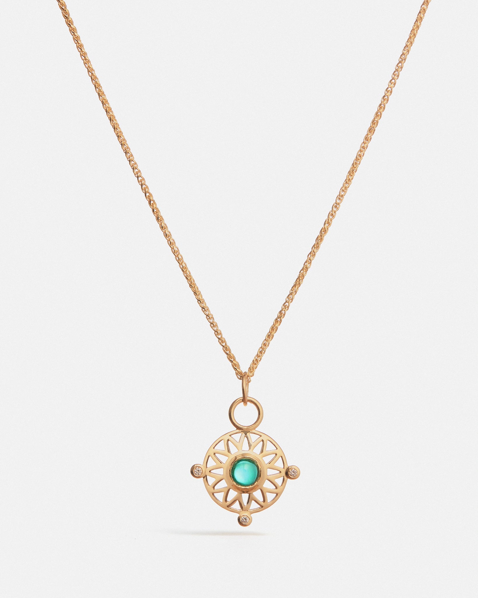 Pendentif Talisman en or Jaune 14k avec émeraude de laboratoire et diamants