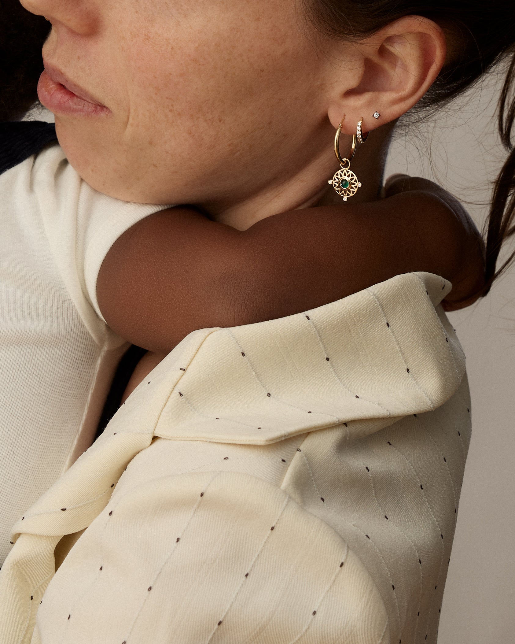Boucles d'oreilles Talisman pour Anneaux en Or Jaune 14k avec émeraudes et diamants de laboratoire
