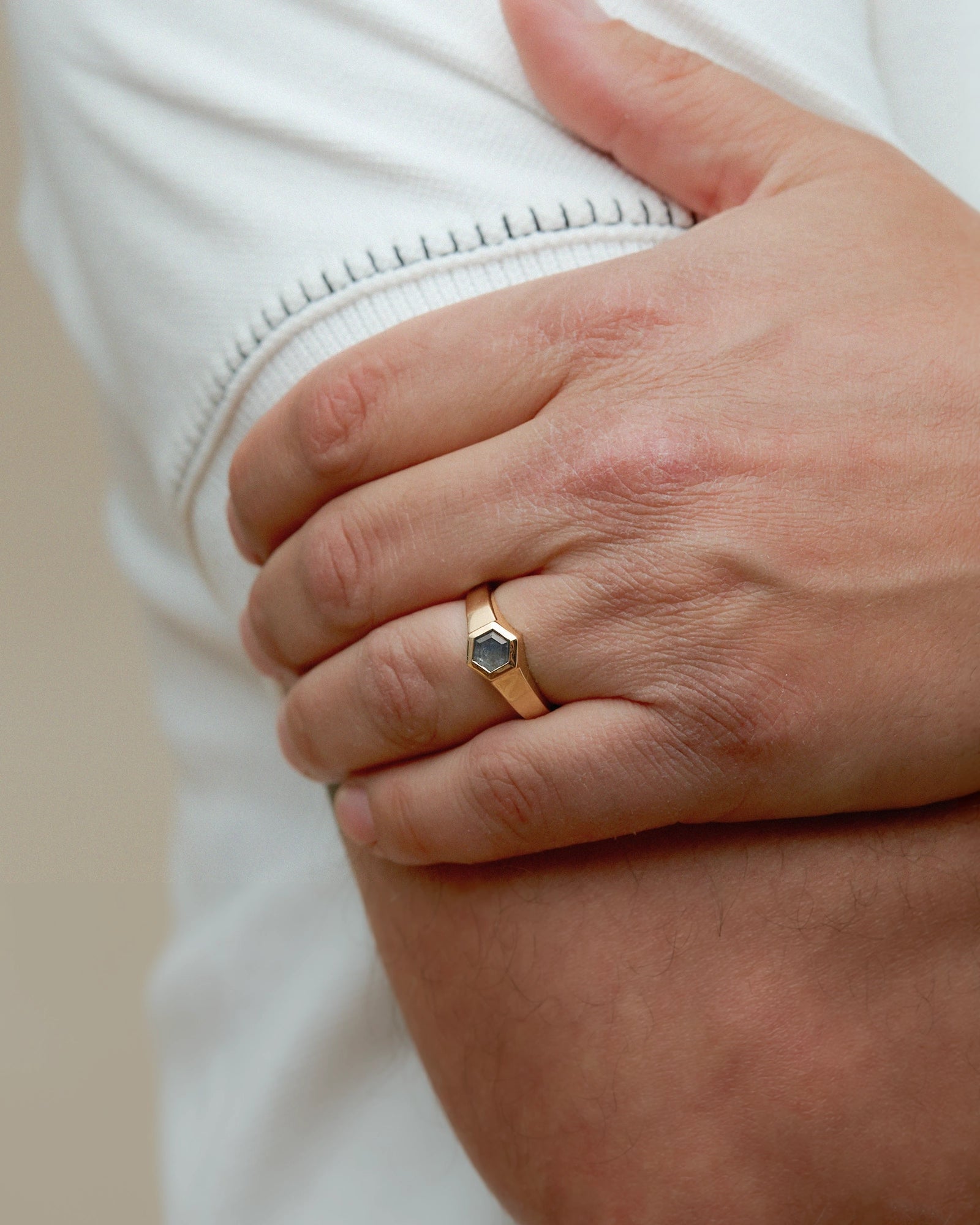 Bague Signet Hexagonal en Or avec Saphir