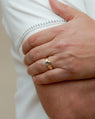Bague Signet Hexagonal en Or avec Saphir
