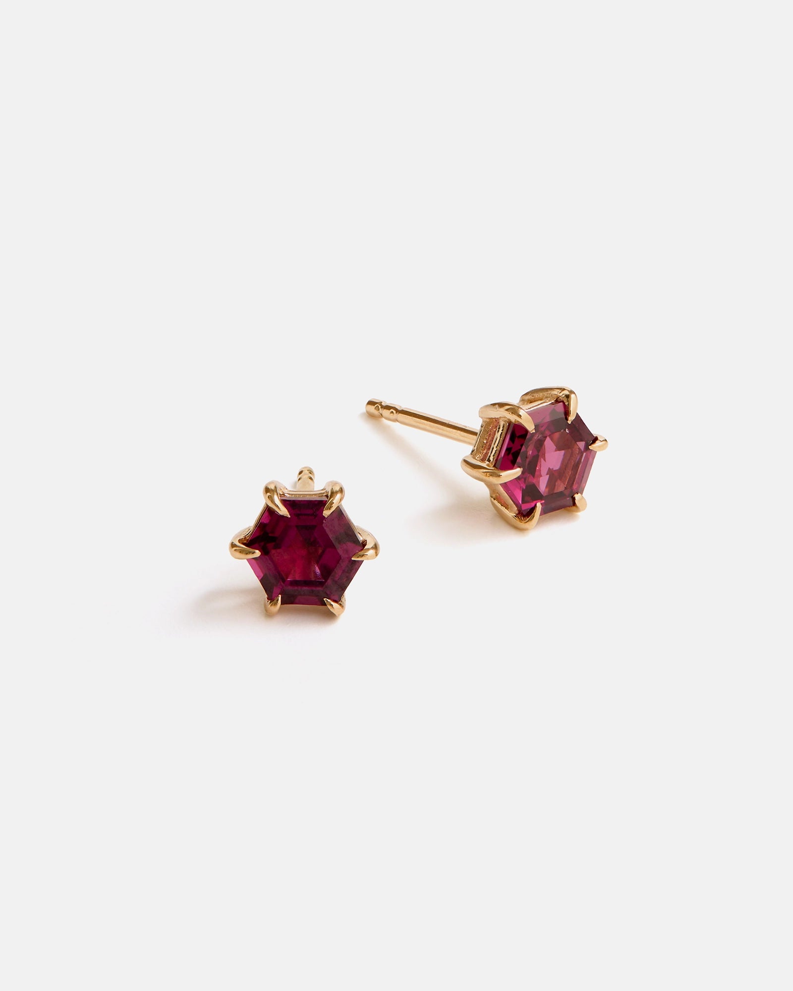 Clous d'Oreille Hexagonaux en Or Jaune 14K avec Grenats Mauves