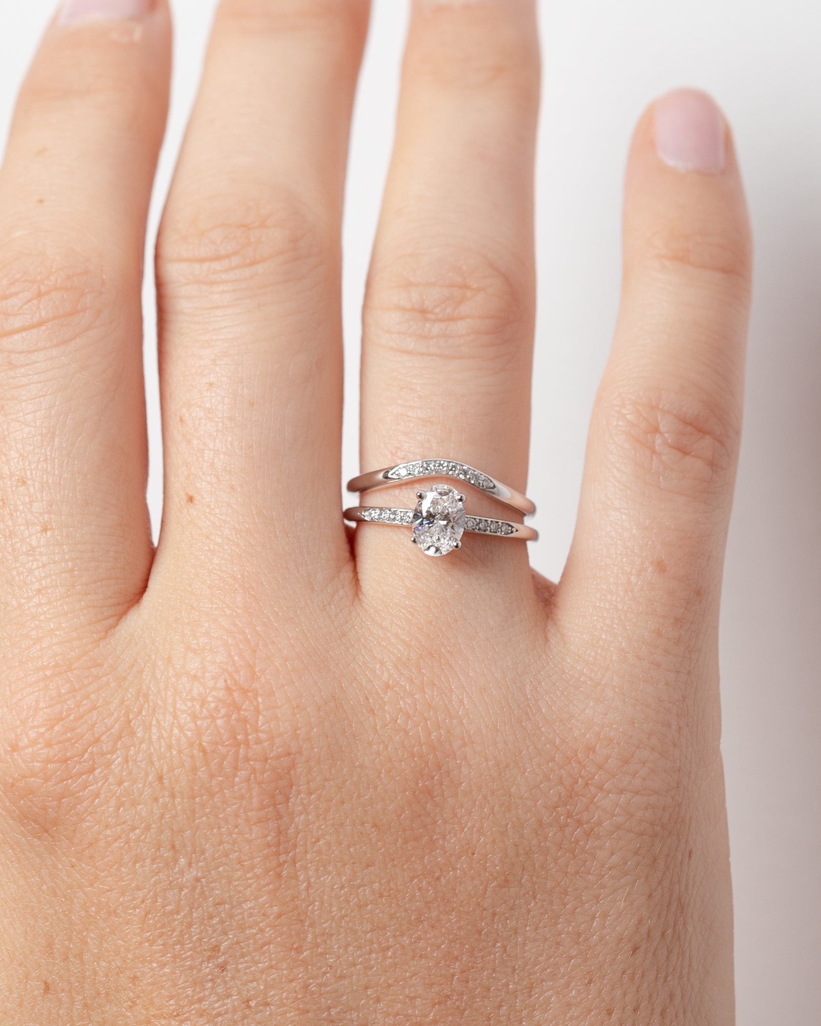 Alliance Stratura Vague en Or Blanc 14k avec Pierres de Naissance Éthiques