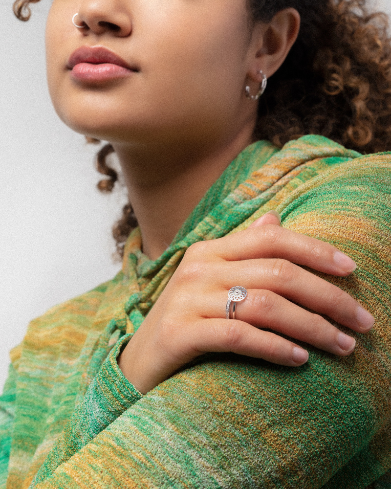 Helios Ring in Silver with a lab-grown Diamond